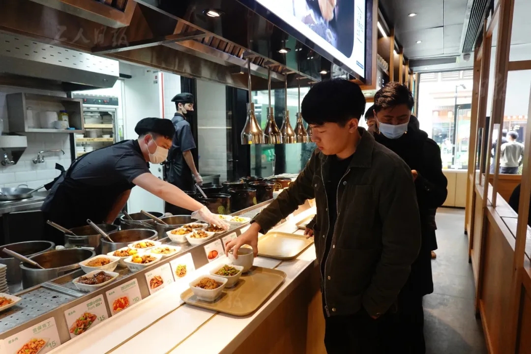 3月24日中午,漆一帆在公司园区的快餐店吃饭.