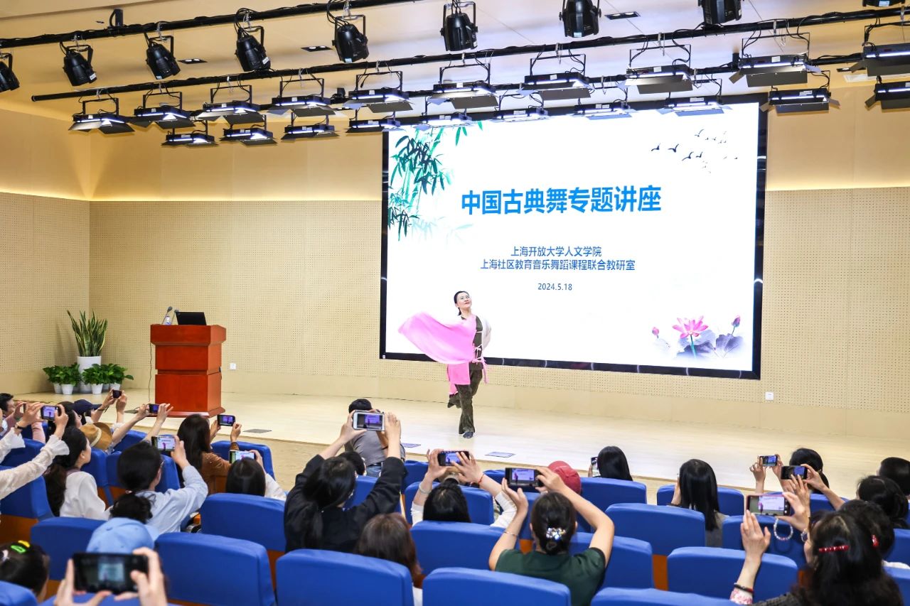 李馨副教授从横向世界和纵向历史的角度,比较并回顾