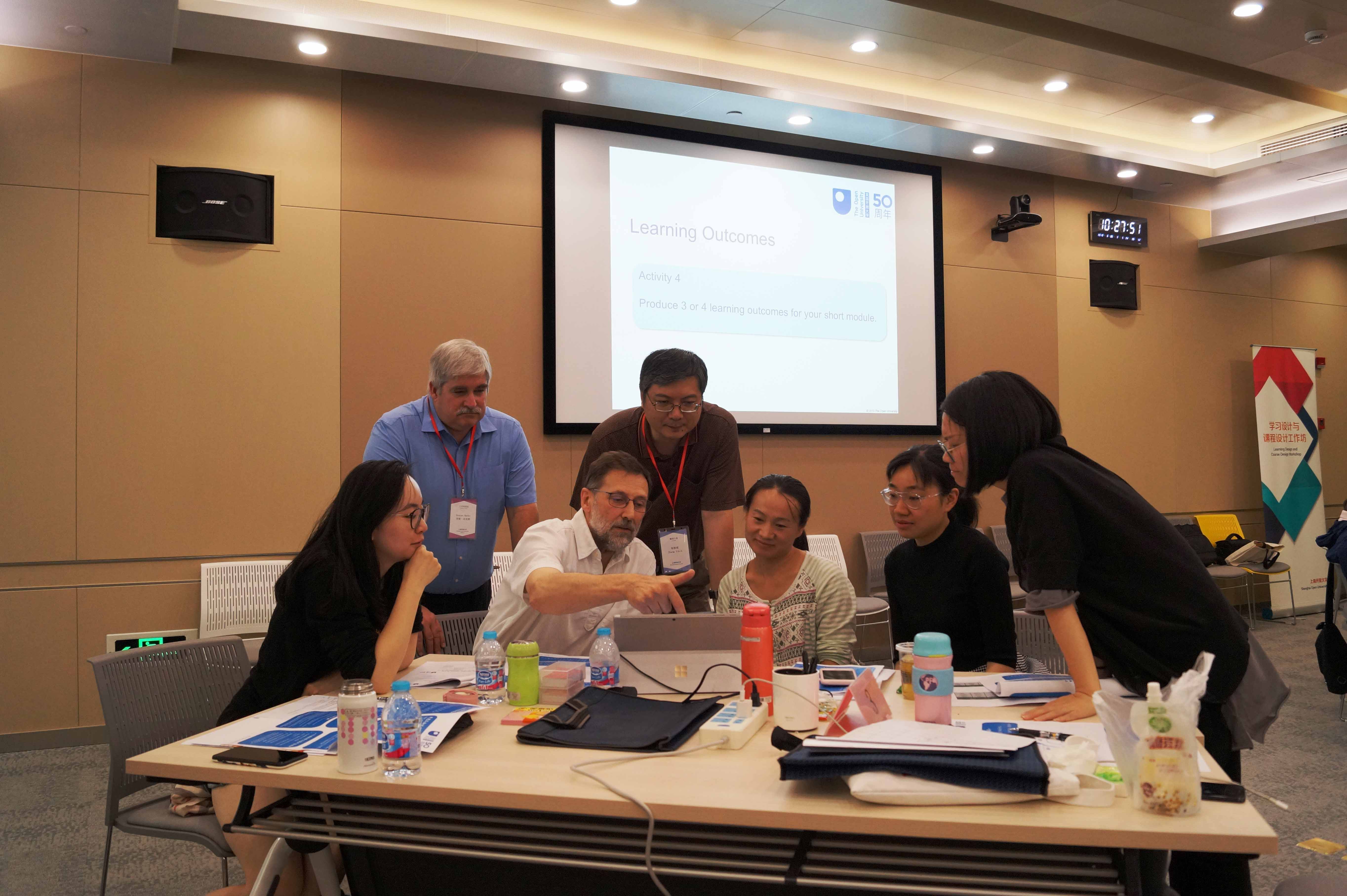 "辅导教师培训工作坊"期间,学员在英开教师的组织引导下,通过体验